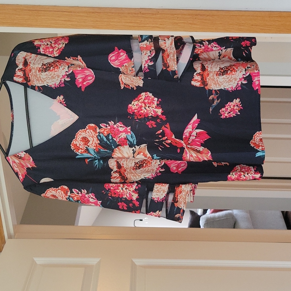 Bell sleeve blouse. Floral print. Size xl